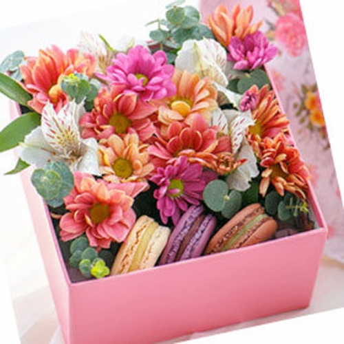 Букет в квадратной коробке с макарунами "Весна"